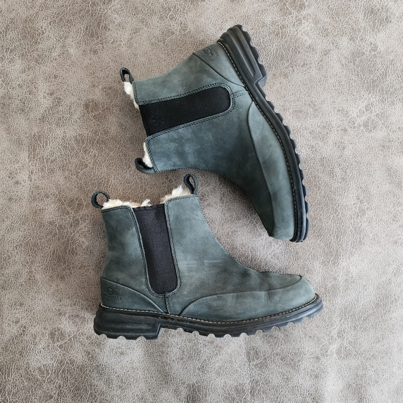 UGG Shoes - UGG 5459 Chelsea Leather Pull On Ankle Boots